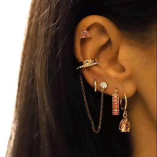 Superposition de boucles d’oreilles : le guide pour un style tendance