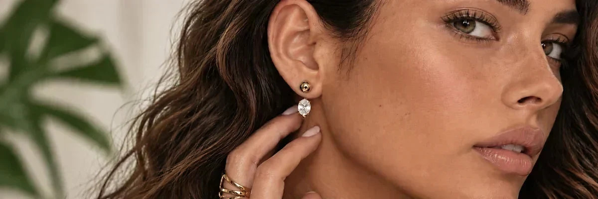 portrait femme portant des boucles d'oreilles hypoallergénique