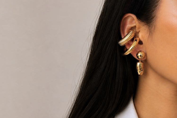 earcuffs en acier portées sur l'oreille d'une femme