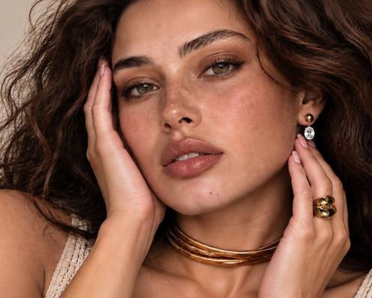 femme portant des bijoux en acier inoxydable