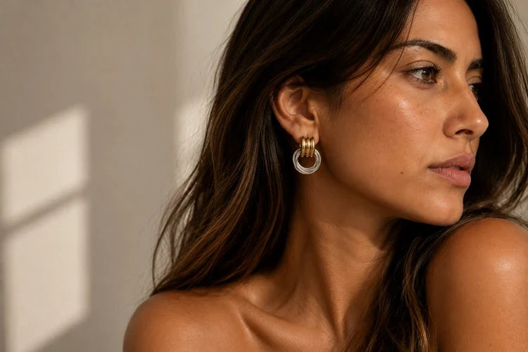 boucles d'oreille bicolore en acier inxydable portée sur une femme