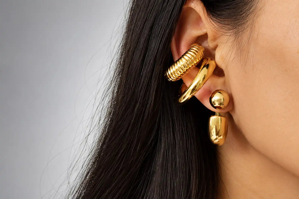 earcuff en acier inoxydable portés à l'oreille en accumulation avec d'autres boucles