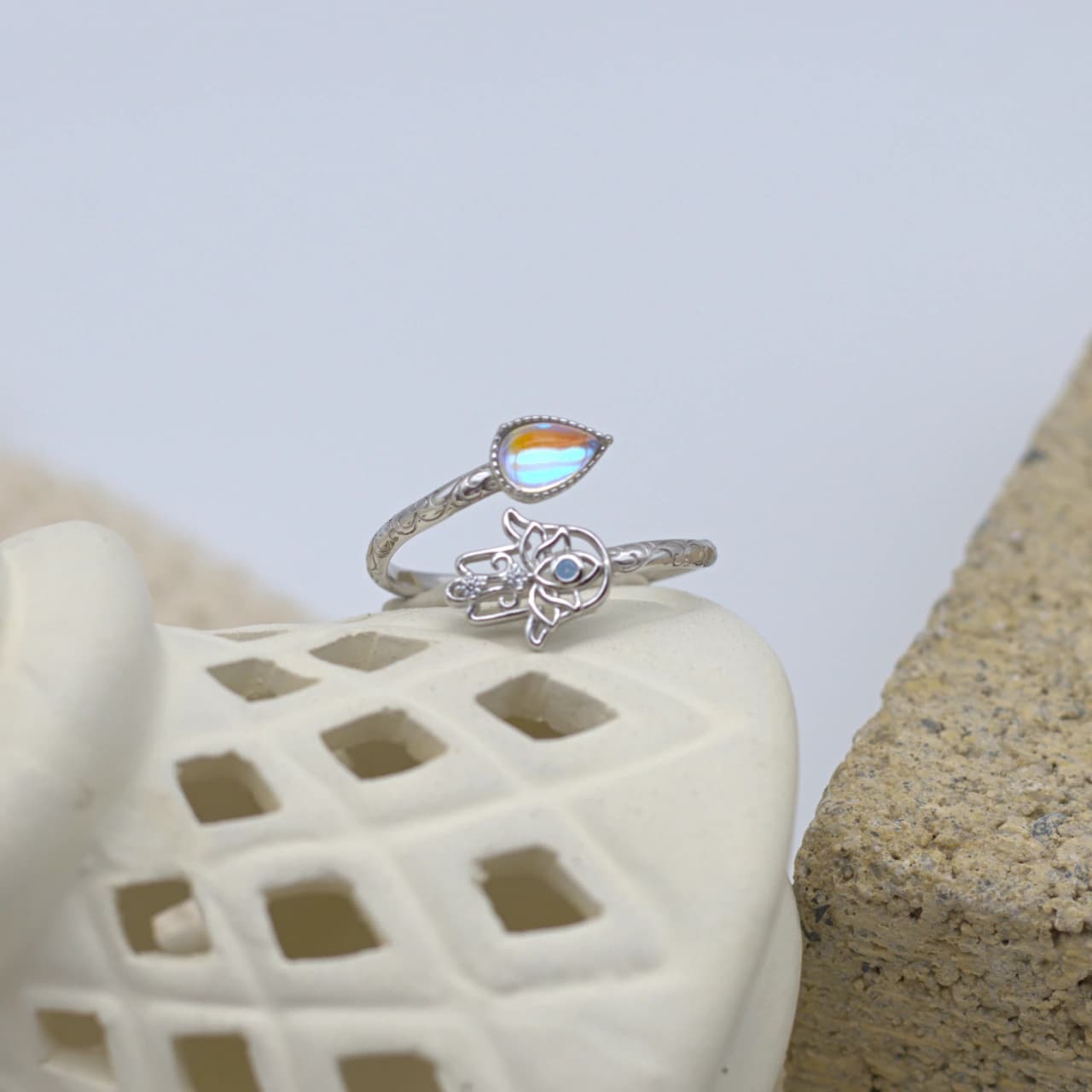 Bague fine en argent avec motifs de lianes gravées sertie d'une goutte d'eau en zircon et une main de fatma se superposant aux extrémités