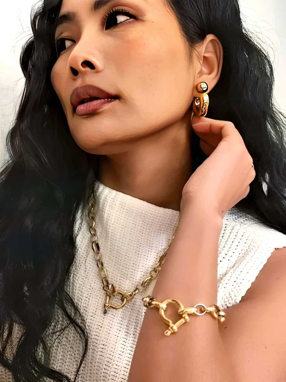 Ensemble collier et Bracelet grosse maille en acier inoxydable doré à fermoir manille porté sur un modèle