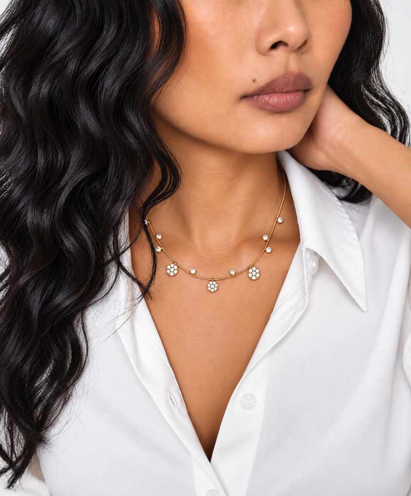 Collier fleur en acier inoxydable doré porté par un mannequin 