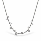 Collier ras de cou en acier inoxydable fin, argenté avec de petits pendentifs alternés 