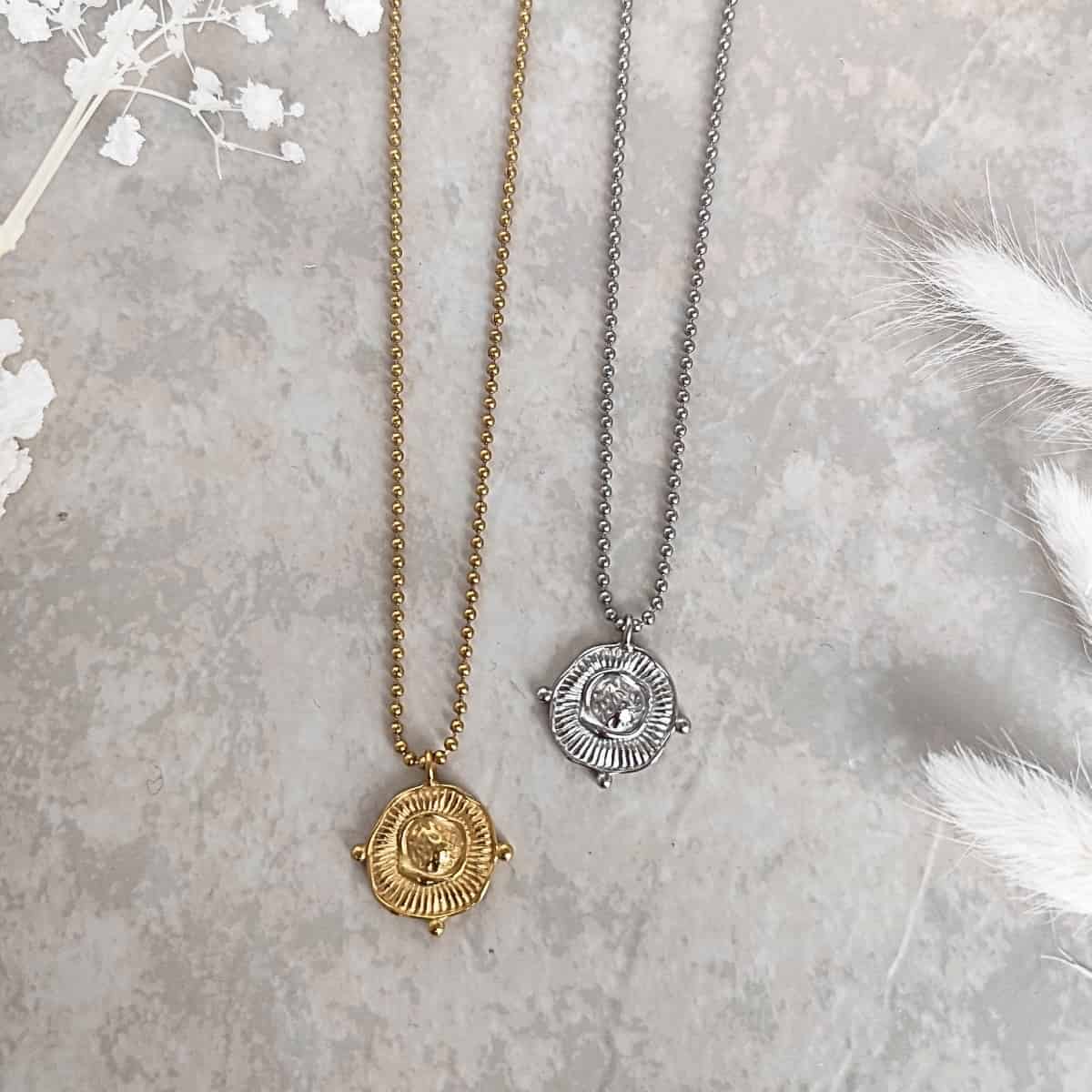 Colliers pendentif en acier inoxydable martelés style ethnique doré ou argenté en forme de rond et chaîne  à petites billes