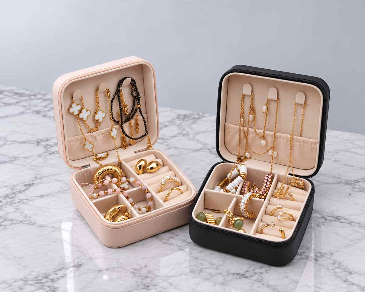 2 petites boites  pour bijoux  rose pale et noire en tissu simili cuir avec compartiments de rangements, fermeture éclaire.