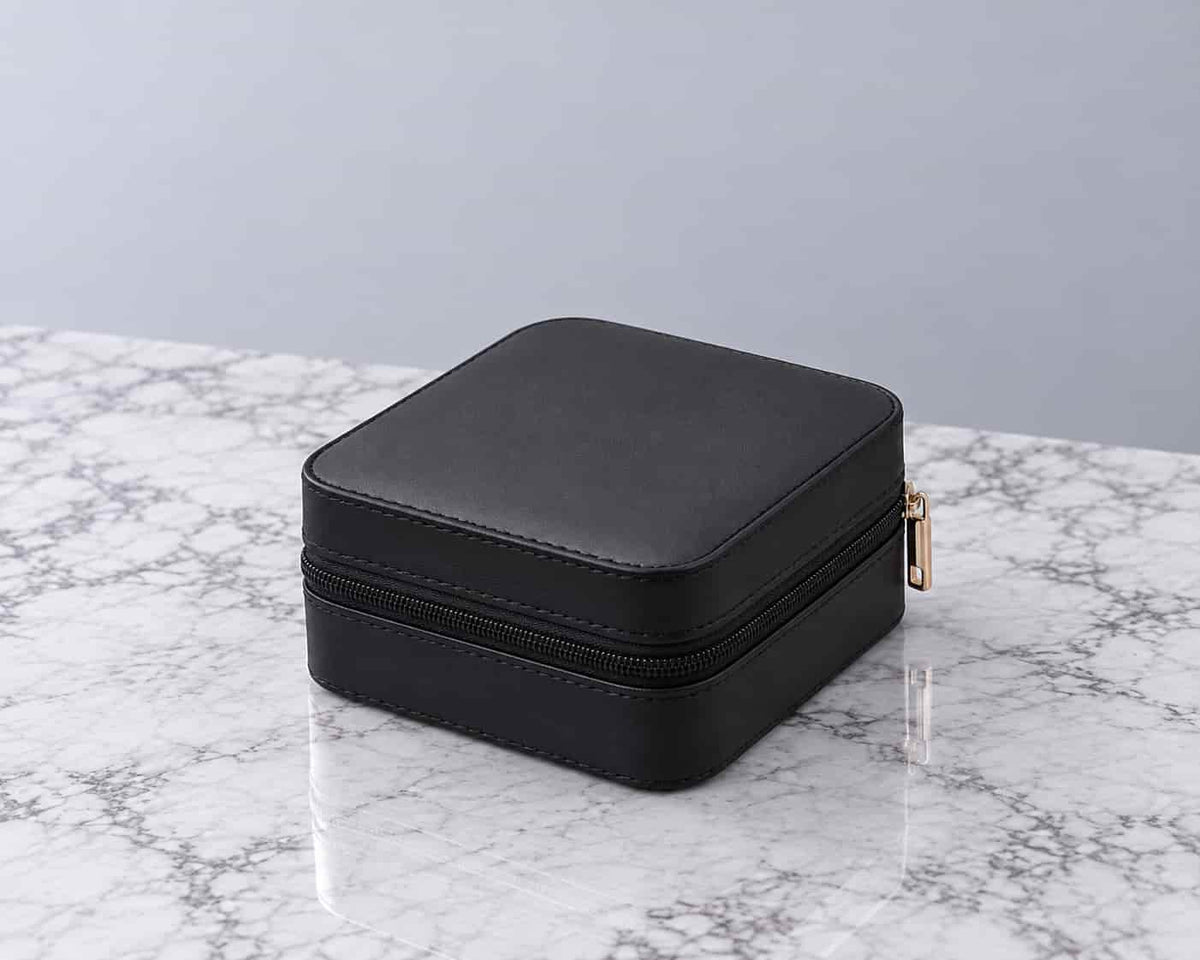 boites pour bijoux noire en tissu simili cuir avec compartiments de rangements, fermeture éclaire.
