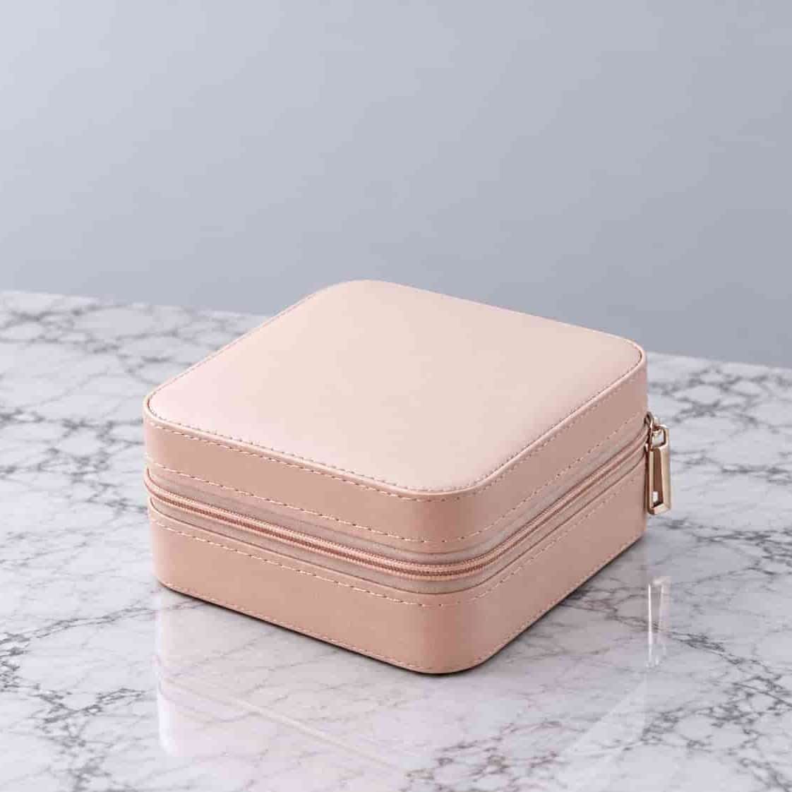  boite pour bijoux  rose pale en tissu simili cuir avec compartiments de rangements, fermeture éclaire.