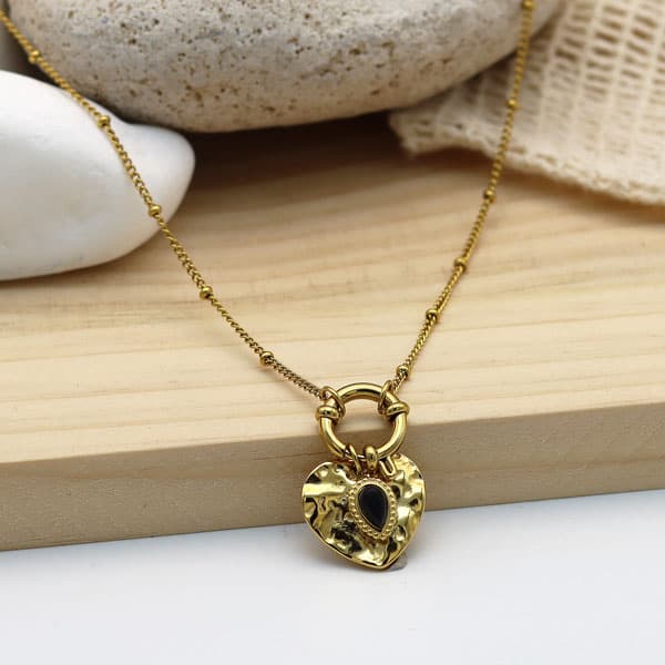 Collier doré pendentif coeur serti d'une pierre naturelle en forme de goutte Turquoise noire