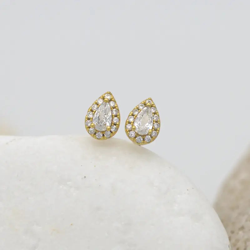 Puces d'oreilles dorées en forme de  gouttes avec un coeur et et des petits diamant en Zircons