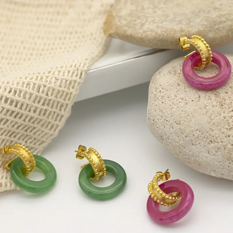 Petites boucles créoles larges dorées avec pendentif anneaux colorés fushia ou vertes