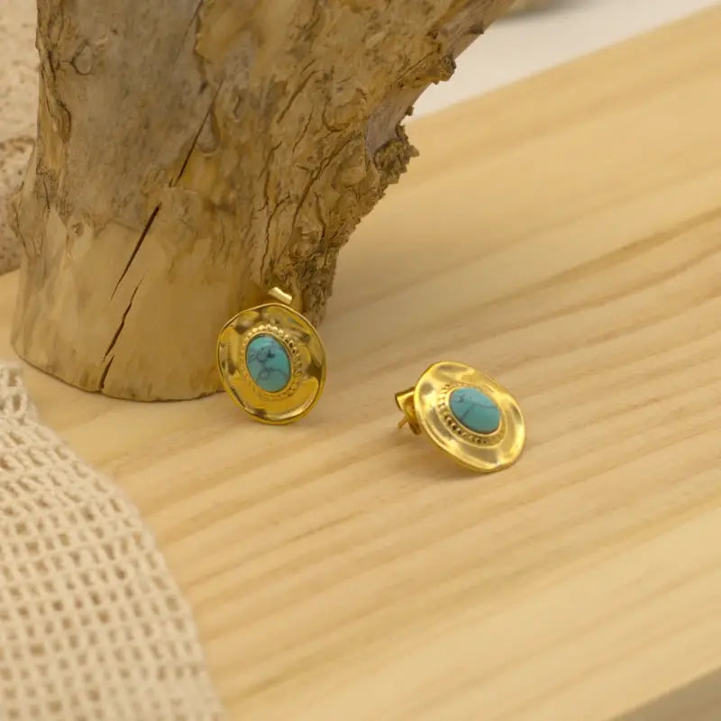 Clous d'oreilles ronds dorées martelés sertis d'une pierre Turquoise