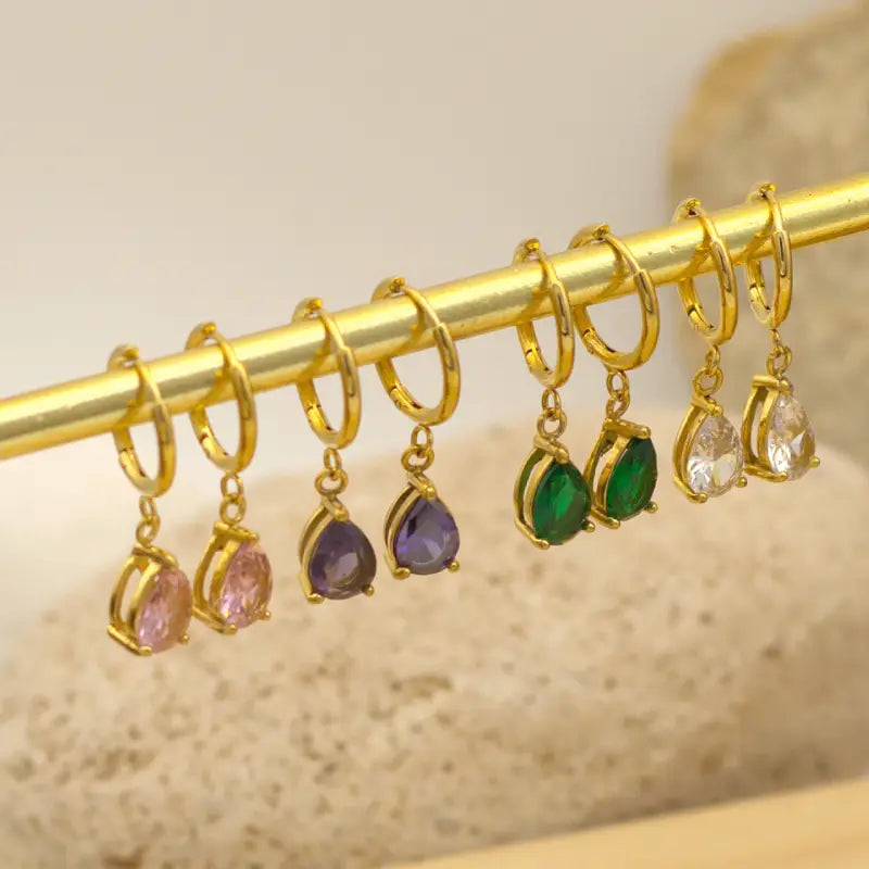 Petites boucles dorées avec pendentif goutte d'eau en Zircon colorés rose violet vert blanc