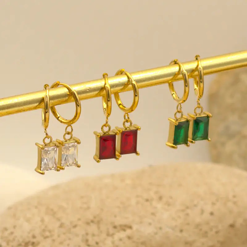 Petites boucles dorées avec pendentif en Zircon blanc rouge vert