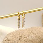 Boucles d'oreilles  dorées avec pendentif barre serti de 3 rectangle sen Zircons