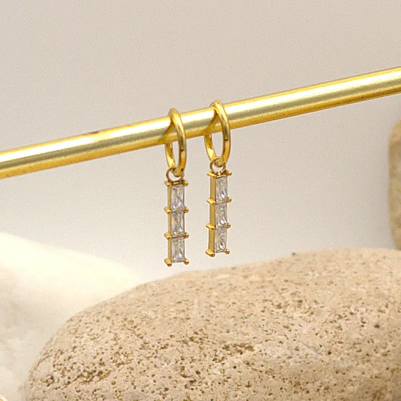 Boucles d'oreilles  dorées avec pendentif barre serti de 3 rectangle sen Zircons