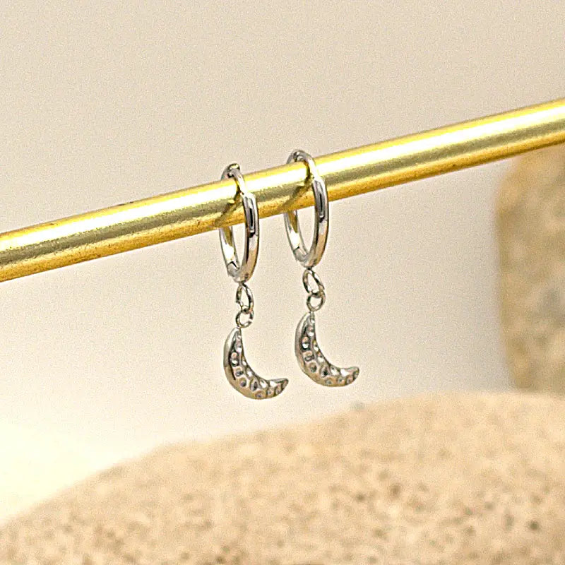 Petites boucles d'oreilles en acier avec pendentif en forme de lune