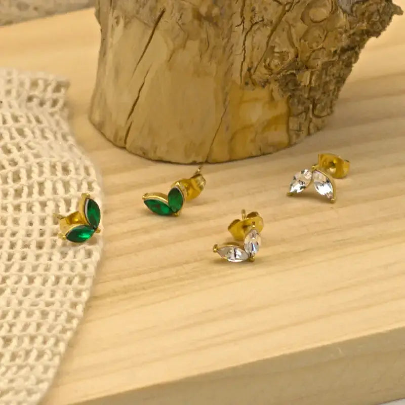 Puces d'oreilles dorées en forme de feuilles serties de Zircons blancs ou verts