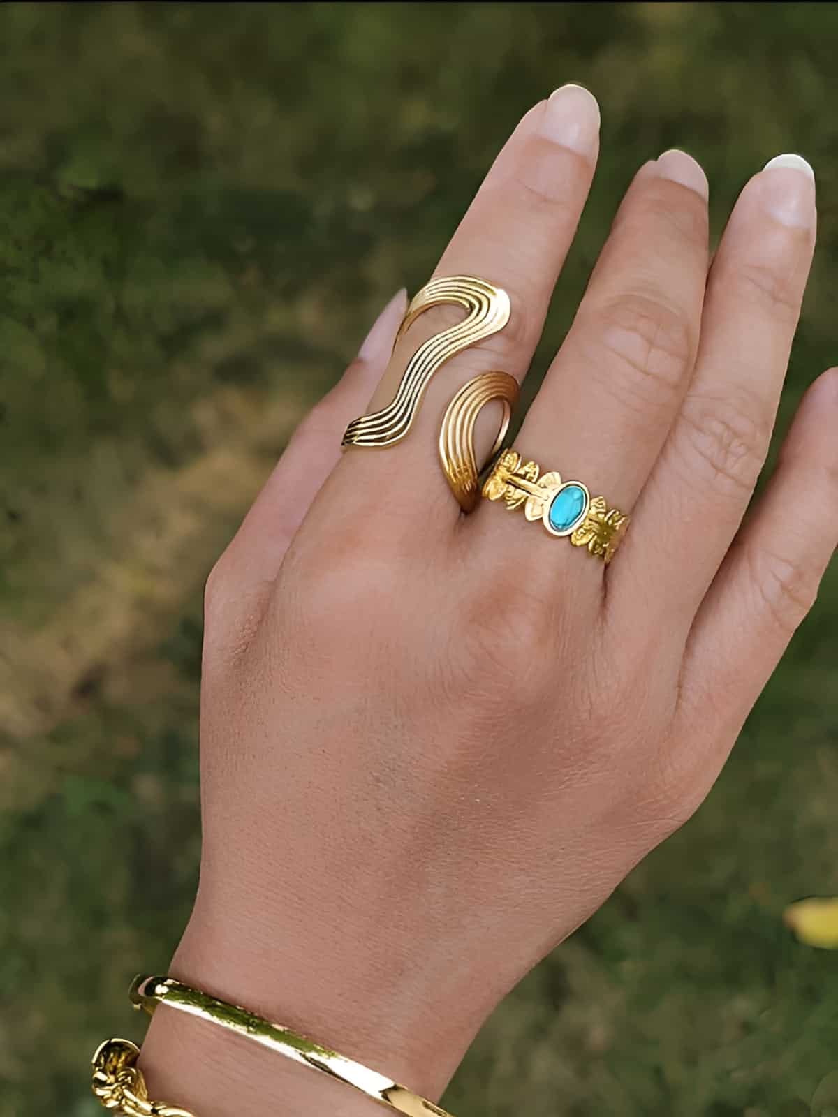 Bagues en acier inxydable ajourés  sur les côtés et striées doré portée