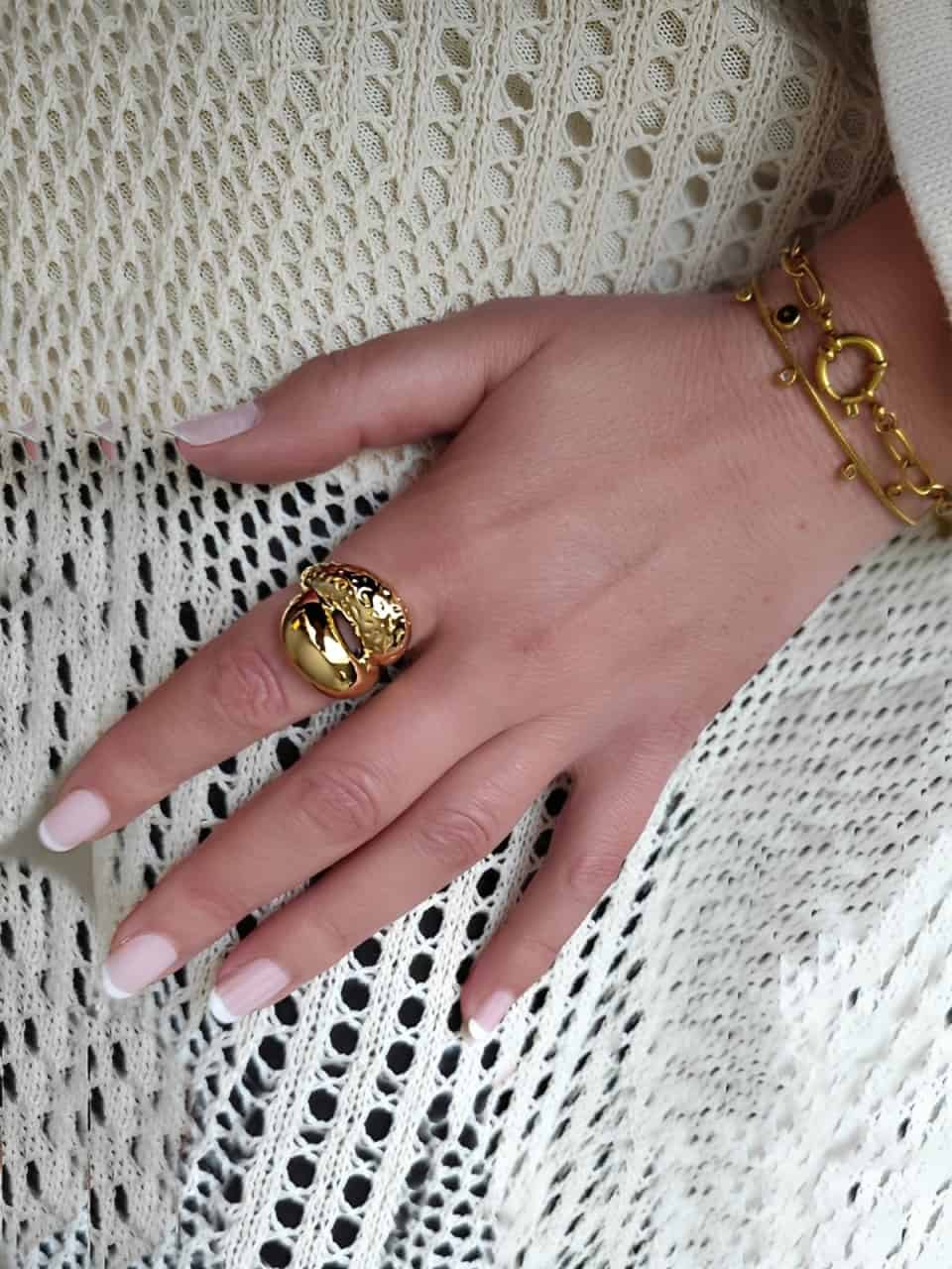 Bague en acier volumineuse doré aux formes arrondies