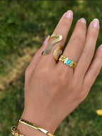 Bague dorée en acier inoxydable au design ajouré et aux lignes striées portée