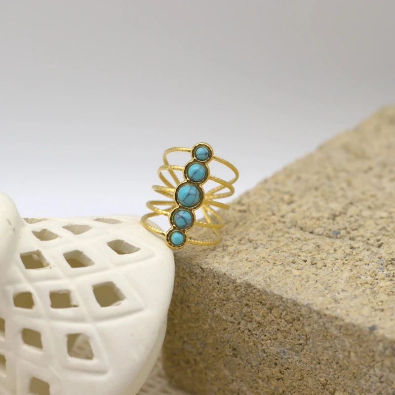 Longue bague dorée 5 anneaux sertie de Pierres Turquoise bleues