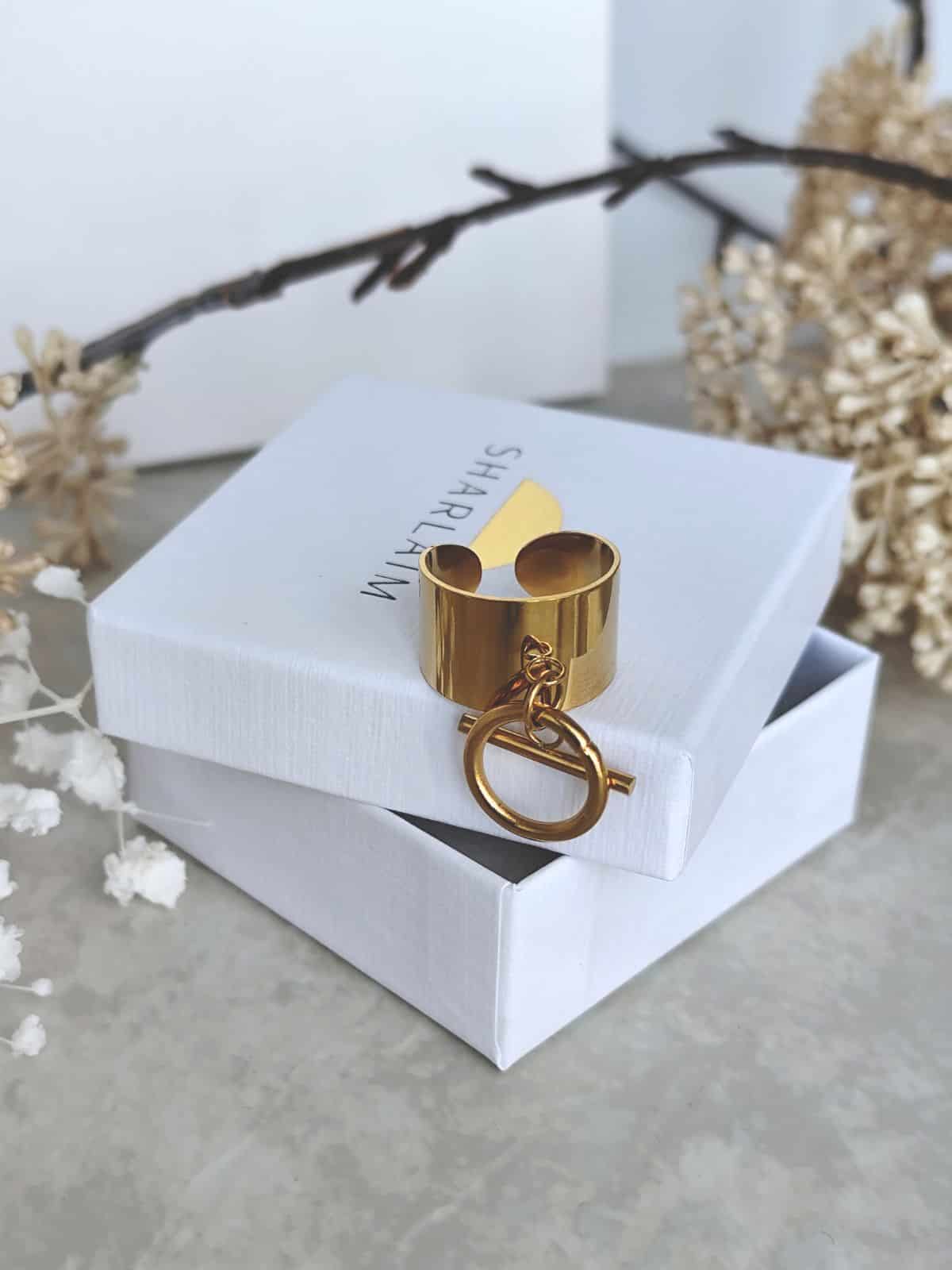 Bague breloque large dorée avec une chaîne d'ancre barre et boucle ajustable