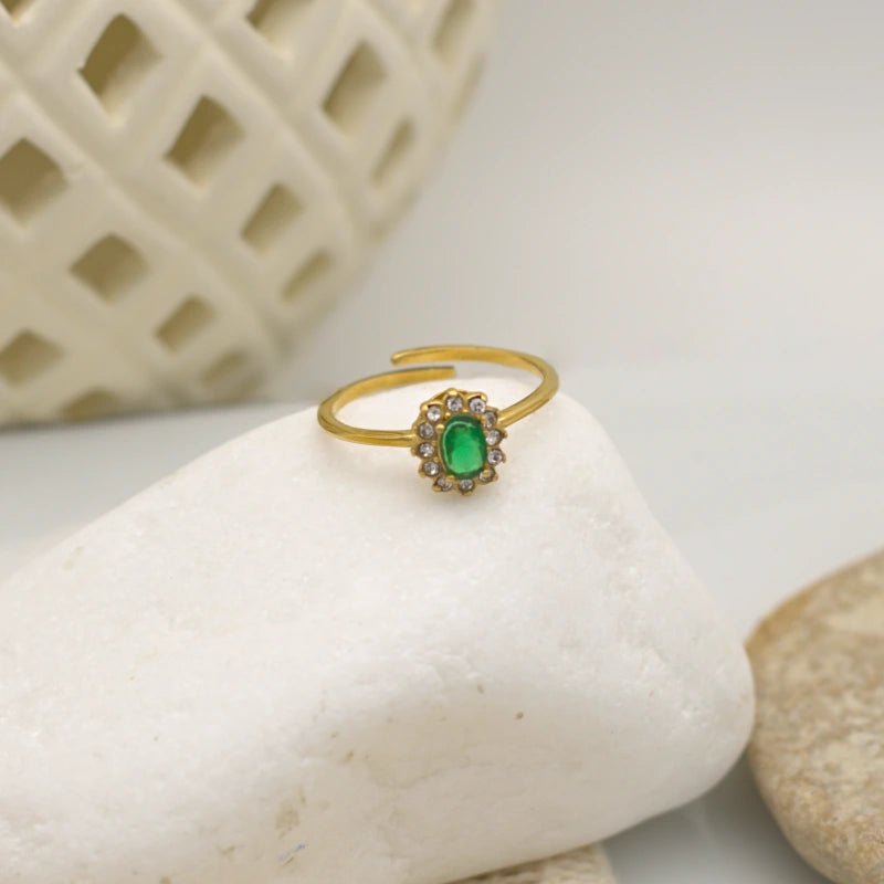 Bague dorée sertie d'une fleur de diamant en zircons verts et blancs ajustable