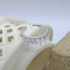 Bague breloque en argent fine et torsadée en argent sertie de pendentifs en zircons