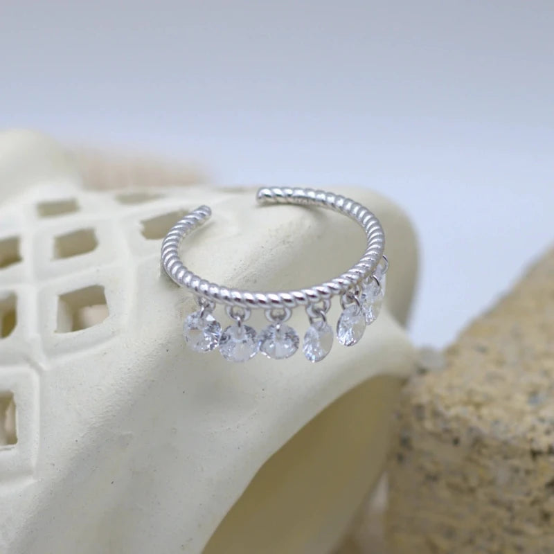 Bague breloque en argent fine et torsadée en argent sertie de pendentifs en zircons