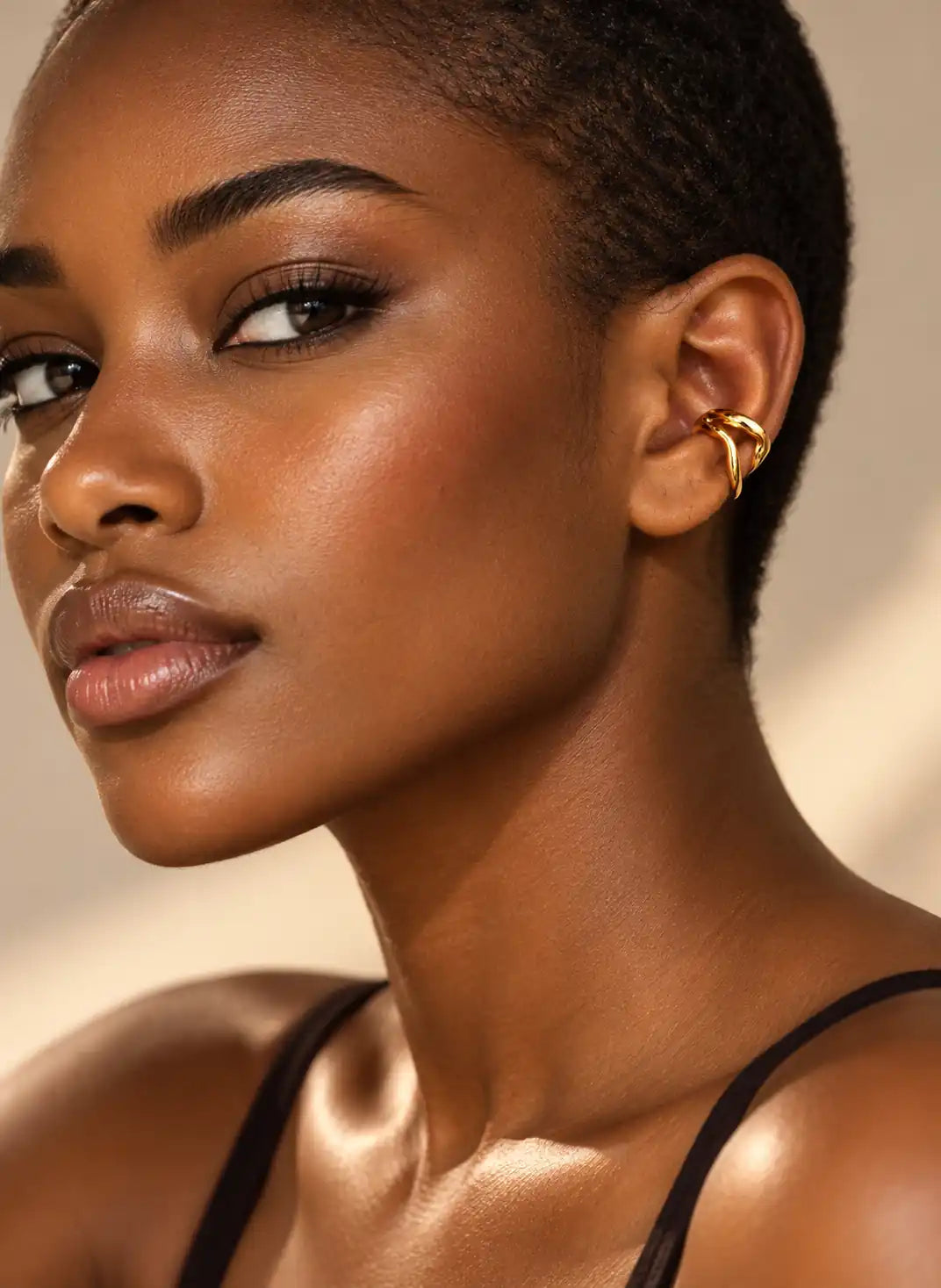 Bague d’oreille en acier inoxydable doré à deux anneaux ondulés superposés portéesur une mannequin