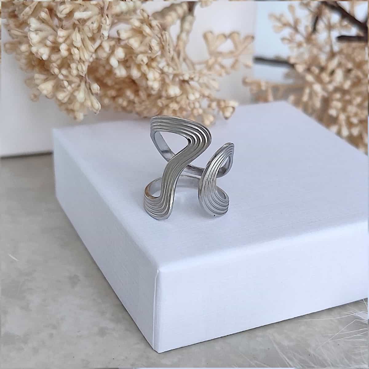 Bagues en acier inxydable ajourés  sur les côtés et striées de couleur acier 