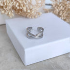 Bague en acier inoxydable  croisée sur le devant argentée