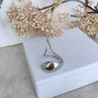 Bague ouverte argentée aux extrémitées de formes ovales qui se superposent 