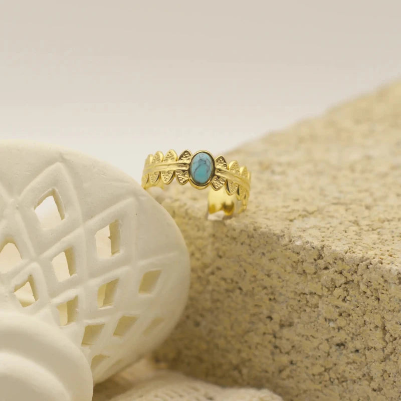 Bague couronne dorée ondulée et martelée sertie d'une pierre turquoise bleu au centre