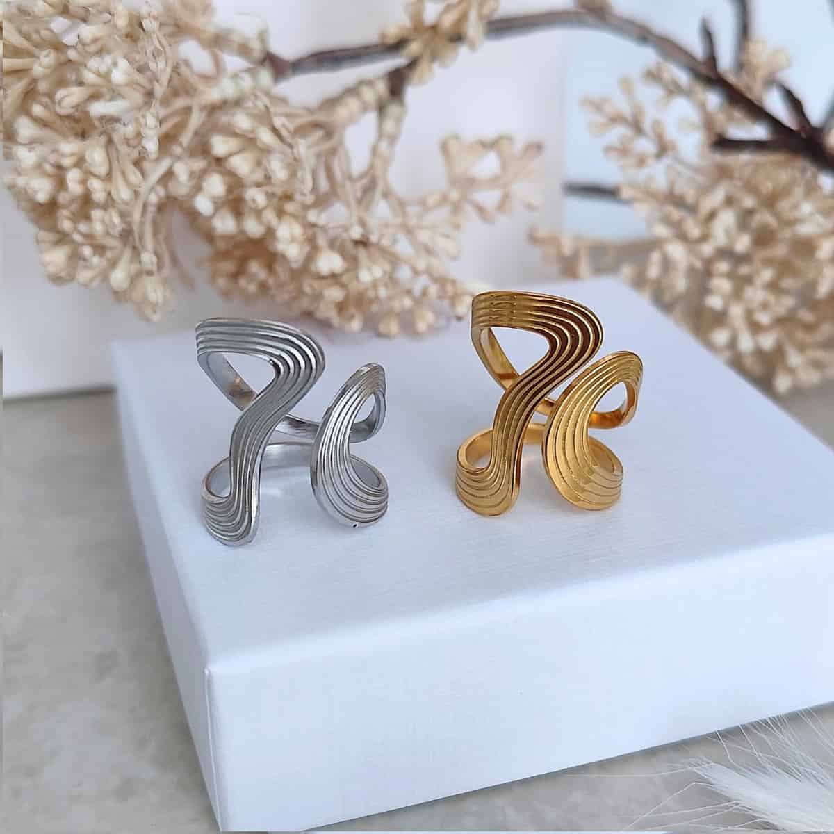 Bagues en acier inxydable ajourés  sur les côtés et striées de couleur acier ou doré