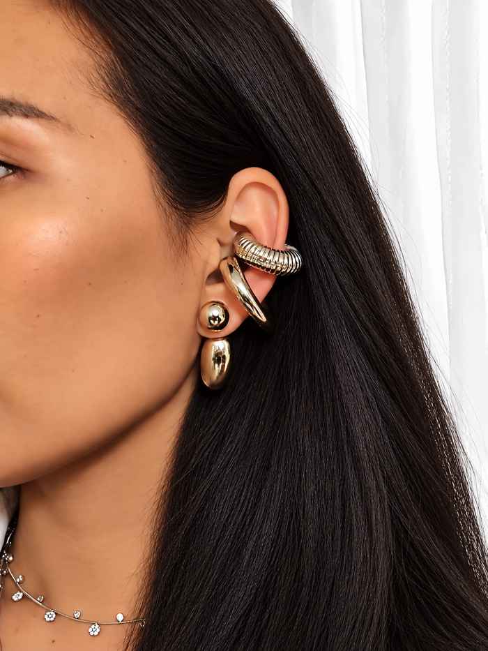earcuffs en acier inoxydable argenté de taille xl portés en accumulation avec d'autres modèles sur l'oreille