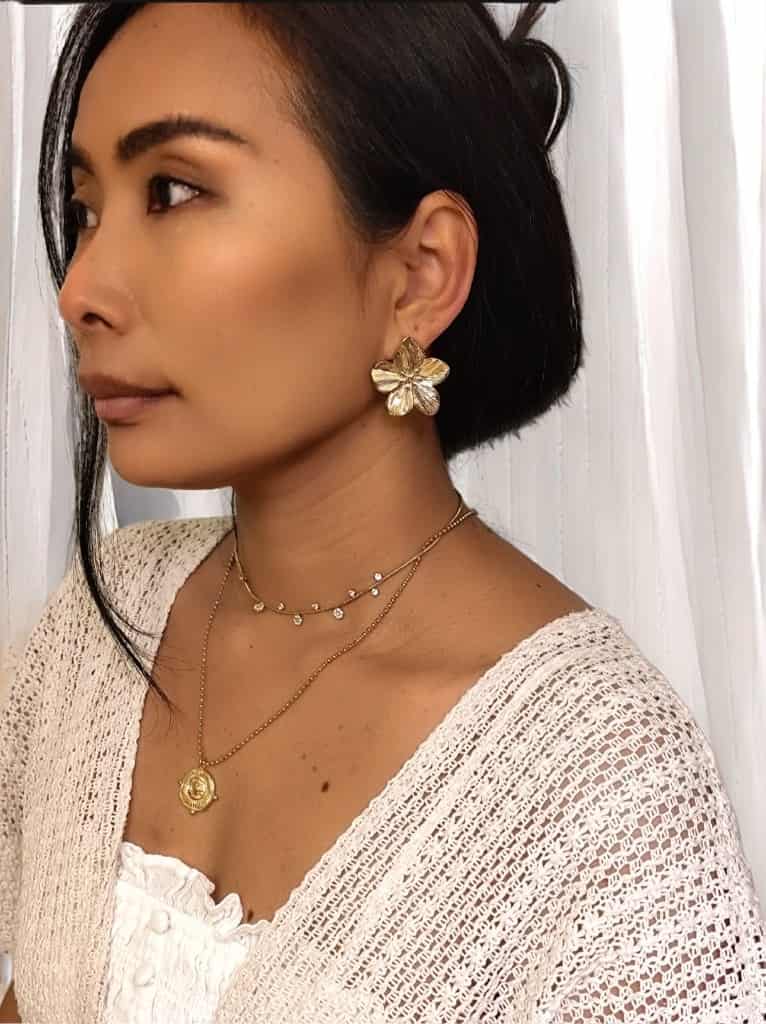 Boucles en acier inoxydable en forme de fleurdorées portées