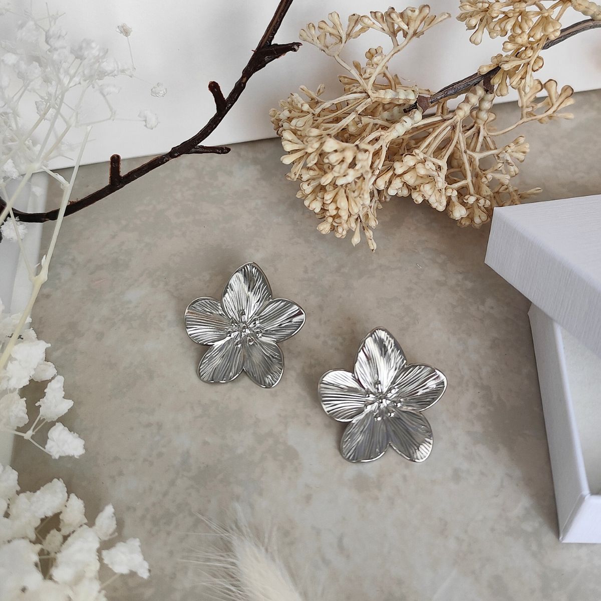 Boucle en acier inoxydable en forme de fleur argentée .