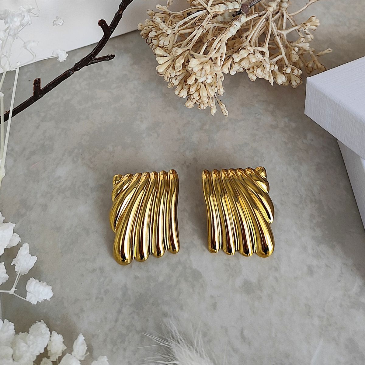 boucles en acier inoxydable rectangulaires au relief cranté effet vagues dorées