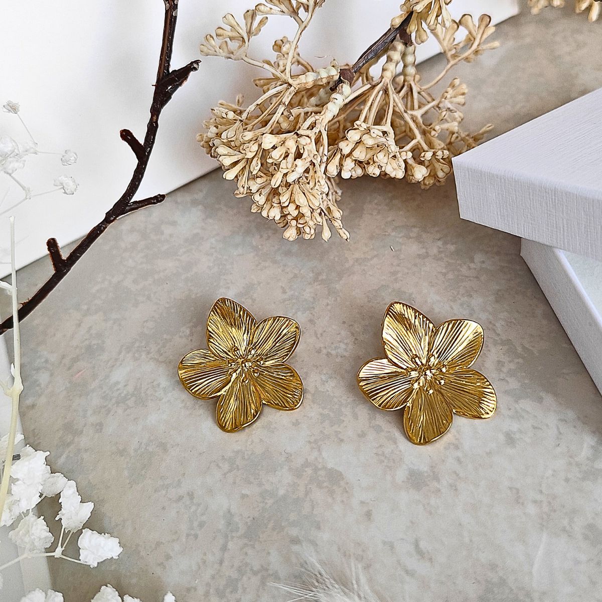 Boucles en acier inoxydable en forme de fleur dorée