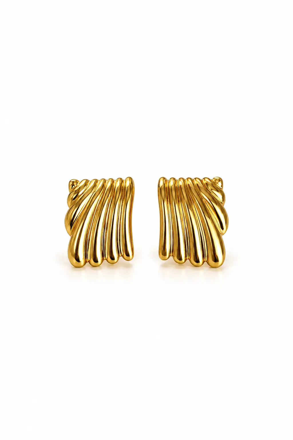 Boucles d’oreilles acier inoxydable doré rectangulaires aux angles arrondis, avec reliefs striés et bombés.