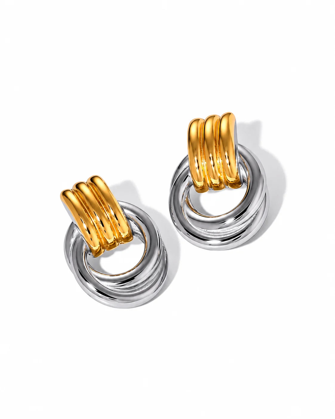 Boucles d’oreilles acier inoxydable bicolores, partie supérieure dorée striée et anneaux argentés entrelacés