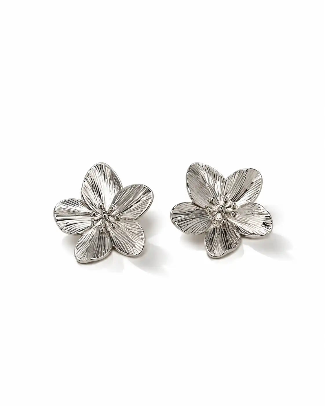 Boucles d’oreilles fleurs en acier inoxydable argenté, pétales en relief et design romantique