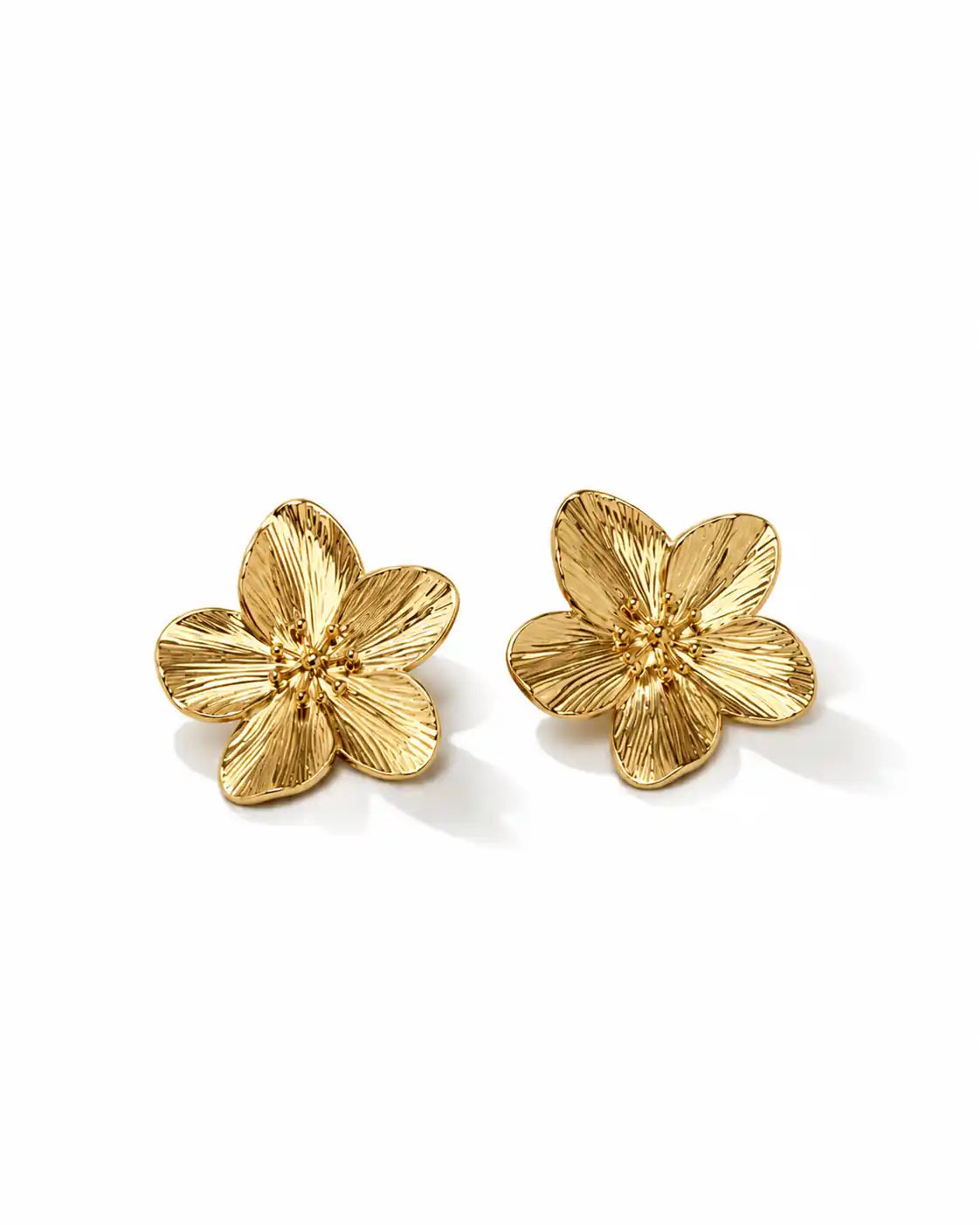 Boucles d’oreilles fleurs en acier inoxydable doré, pétales en relief et design romantique