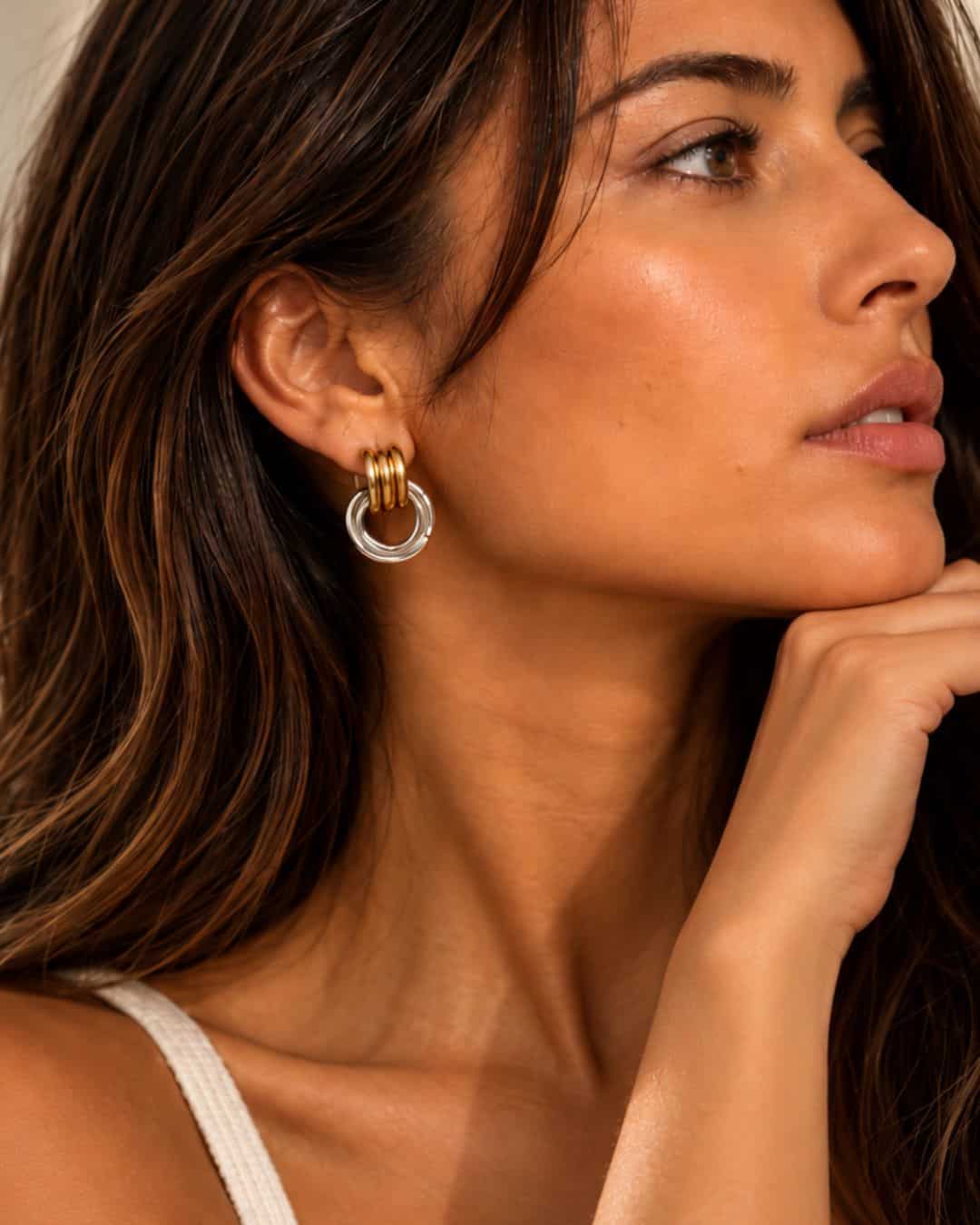 Boucles d’oreilles acier inoxydable bicolores, partie supérieure dorée striée et anneaux argentés entrelacés portées