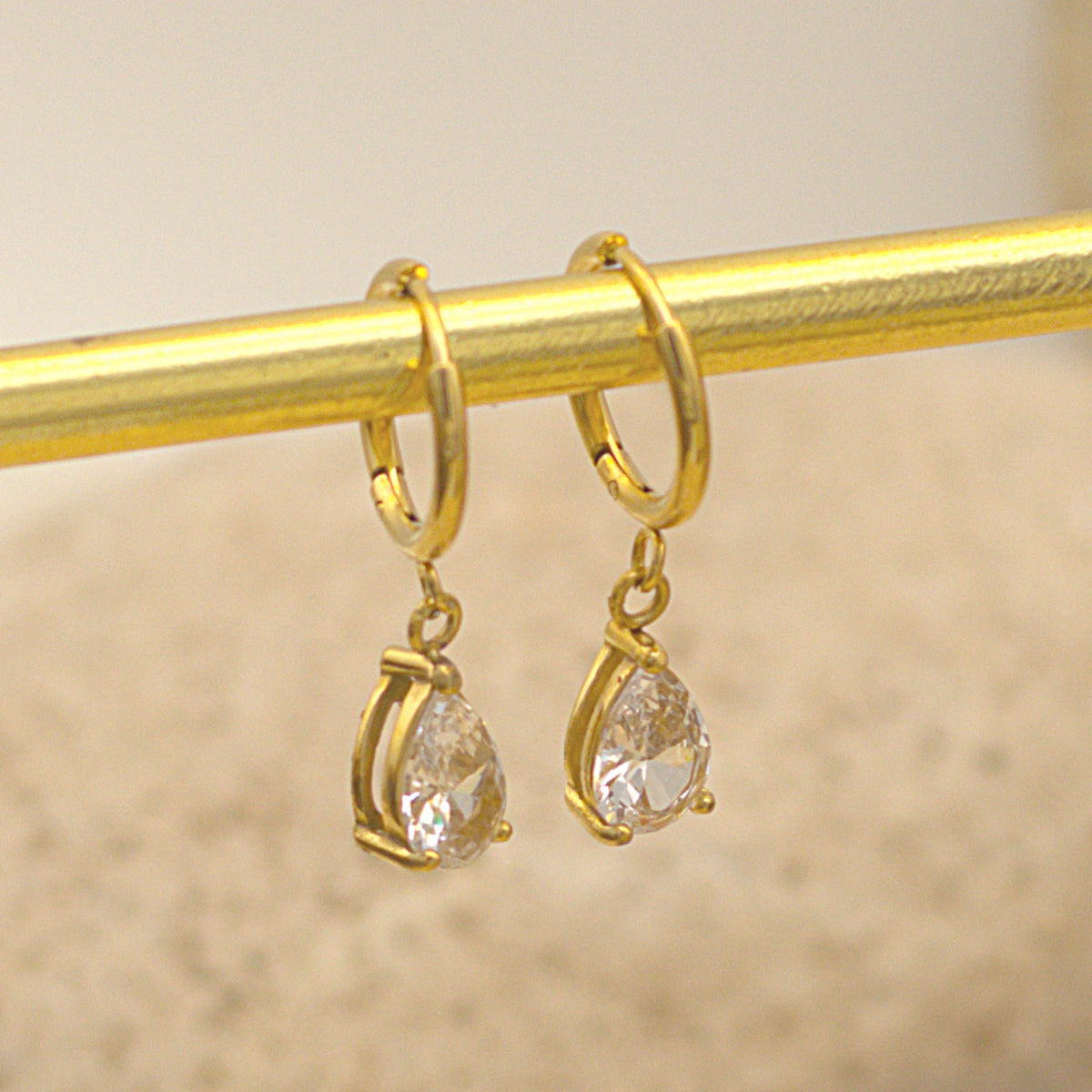 Petites boucles dorées en acier inoxydable avec pendentif goutte d'eau en Zircon blanc 