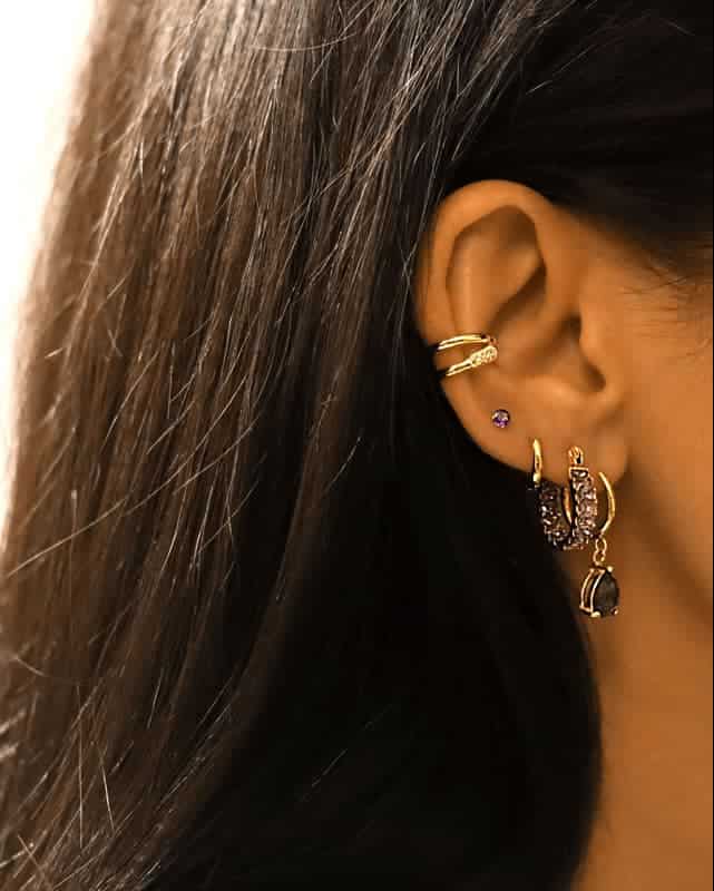 Petites boucles dorées en acier inoxydable avec pendentif goutte d'eau en Zircon colorés violet portées en accumulation avec d'autres boucles